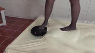  有钱富婆的奴隶，真可怜 