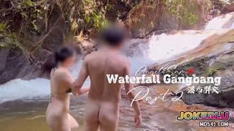  到瀑布下群交野战来一场激情的精液SPA