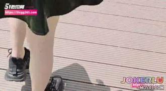  帮妹妹户外拍私密写真黑丝小皮裙下骚穴若隐若现 狂情哥哥