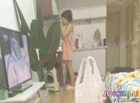  在敷面膜的老妈被我肆意玩弄着